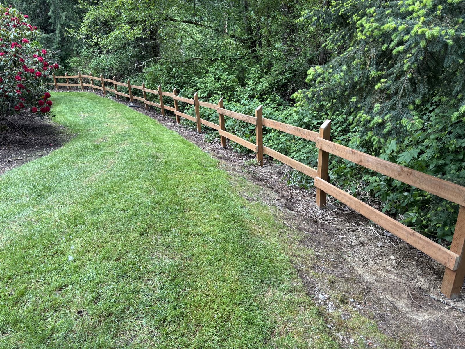 Cedar ranch fence following a large Sammamish backyard